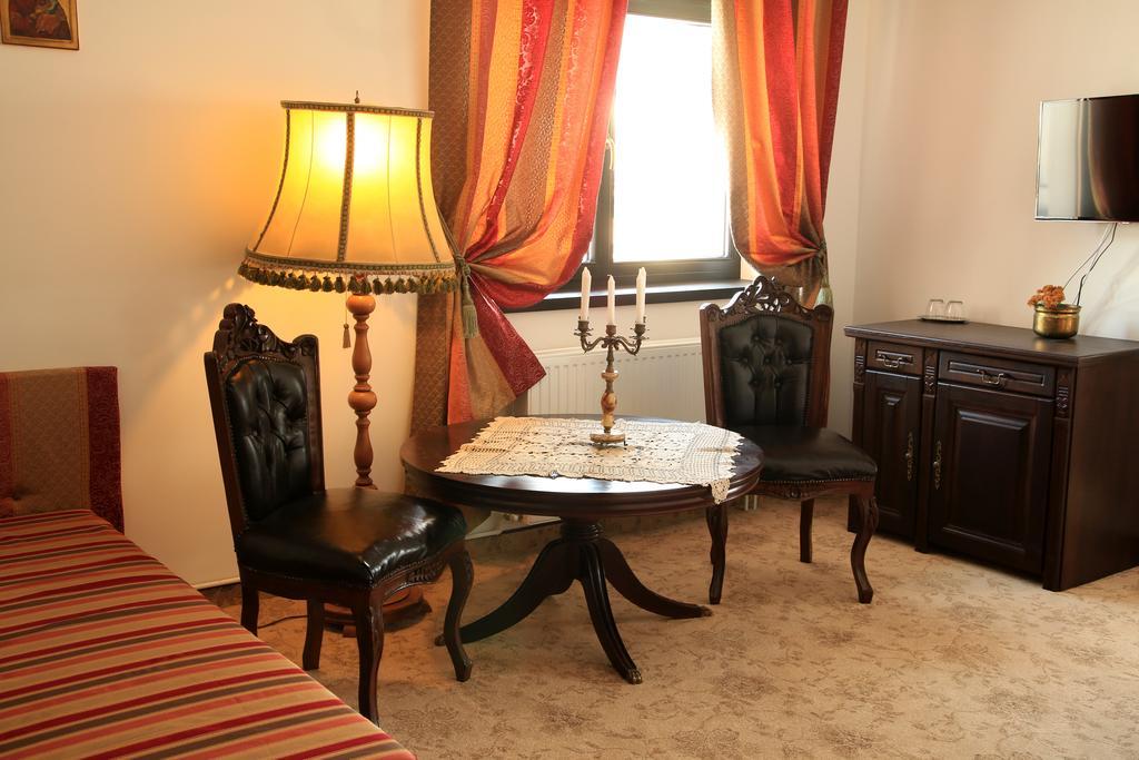 Conacul Bratescu Hotel Bran  Ruang foto